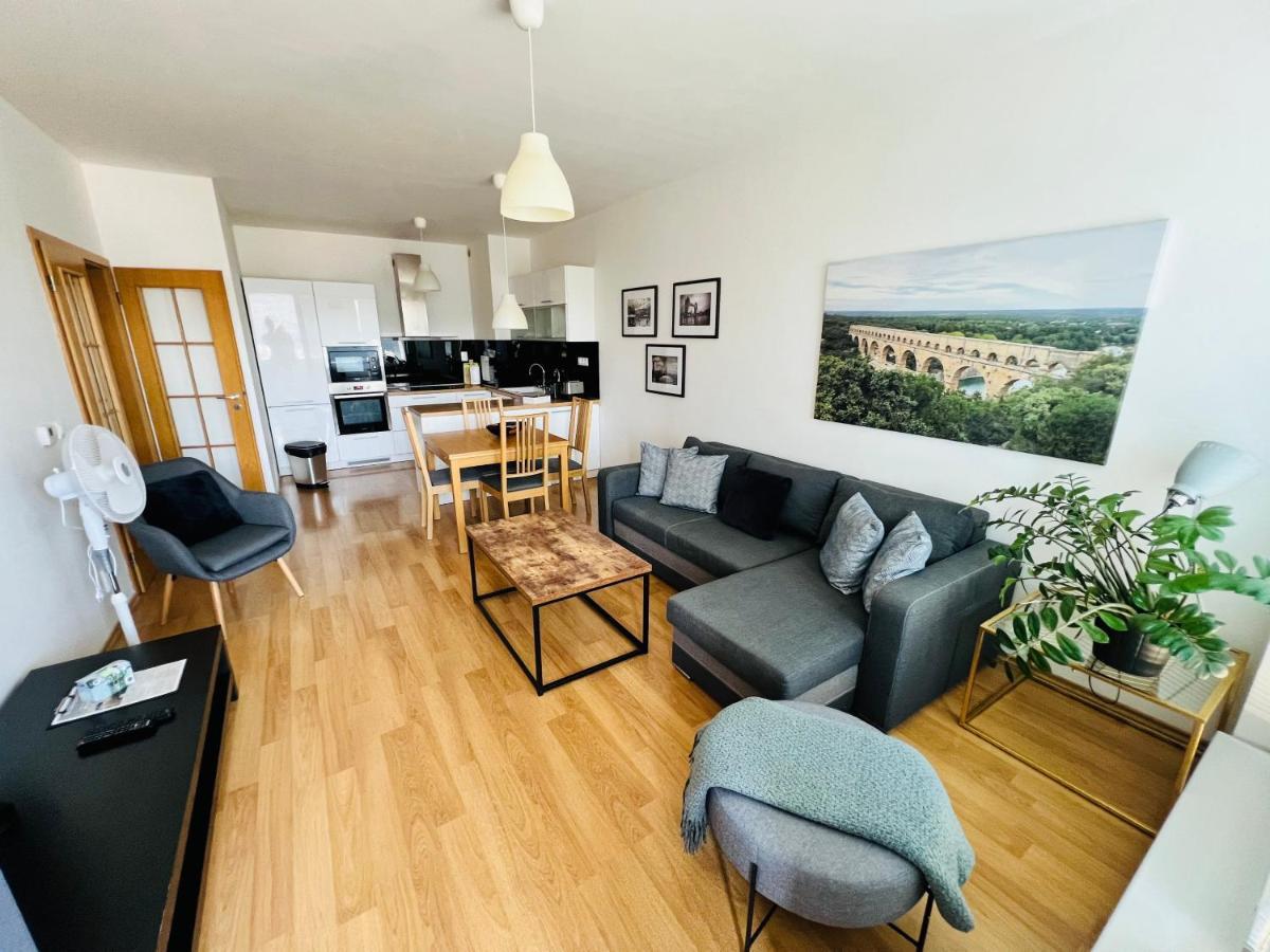 Bl City View Apartment, 24Hr Self Check-In, Free Private Parking, Panoramic View From Balcony, 5-Minute Walk To City Centre Banska Bystrica Exterior photo